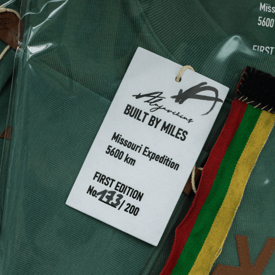 Valujavičius „Built by Miles“ Oversized marškinėliai – Missouri Expedition (Pirmasis limituotas leidimas)